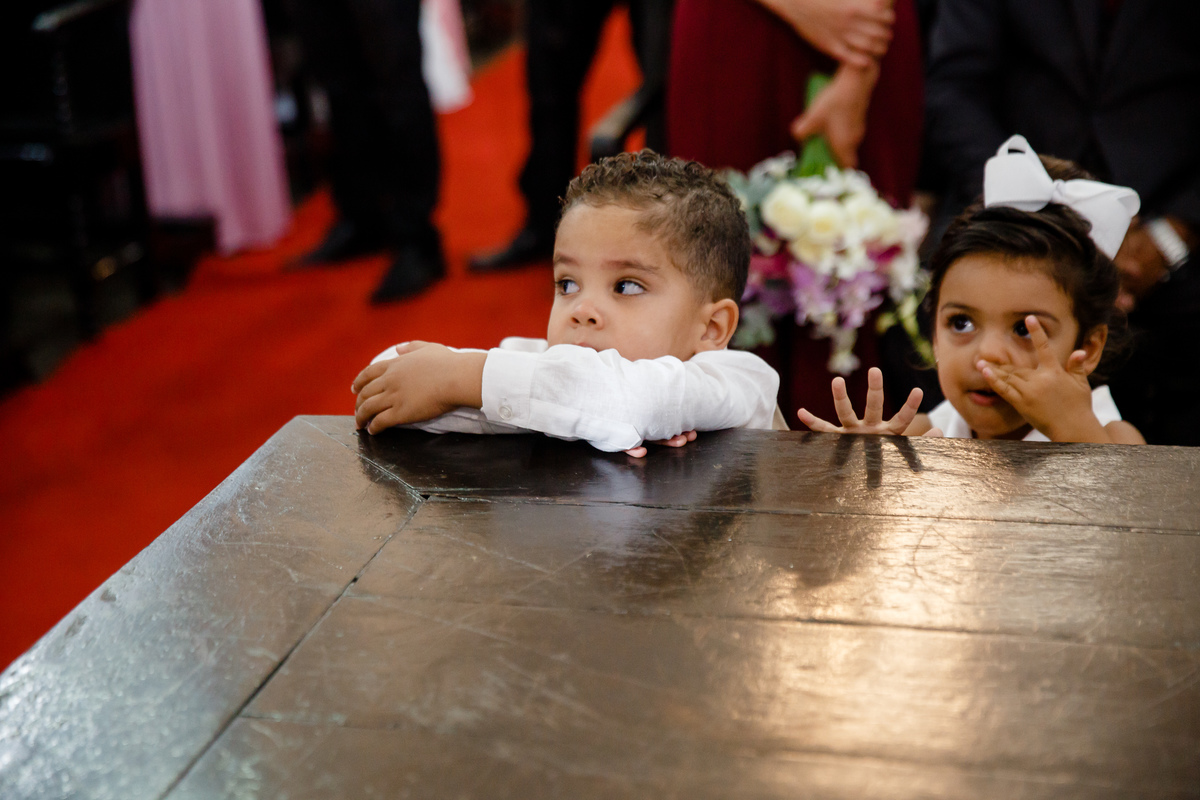 crianças de divertindo na igreja