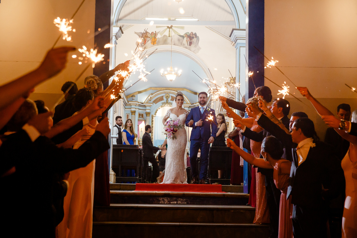 saida dos noivos e os padrinhos com iluminadores