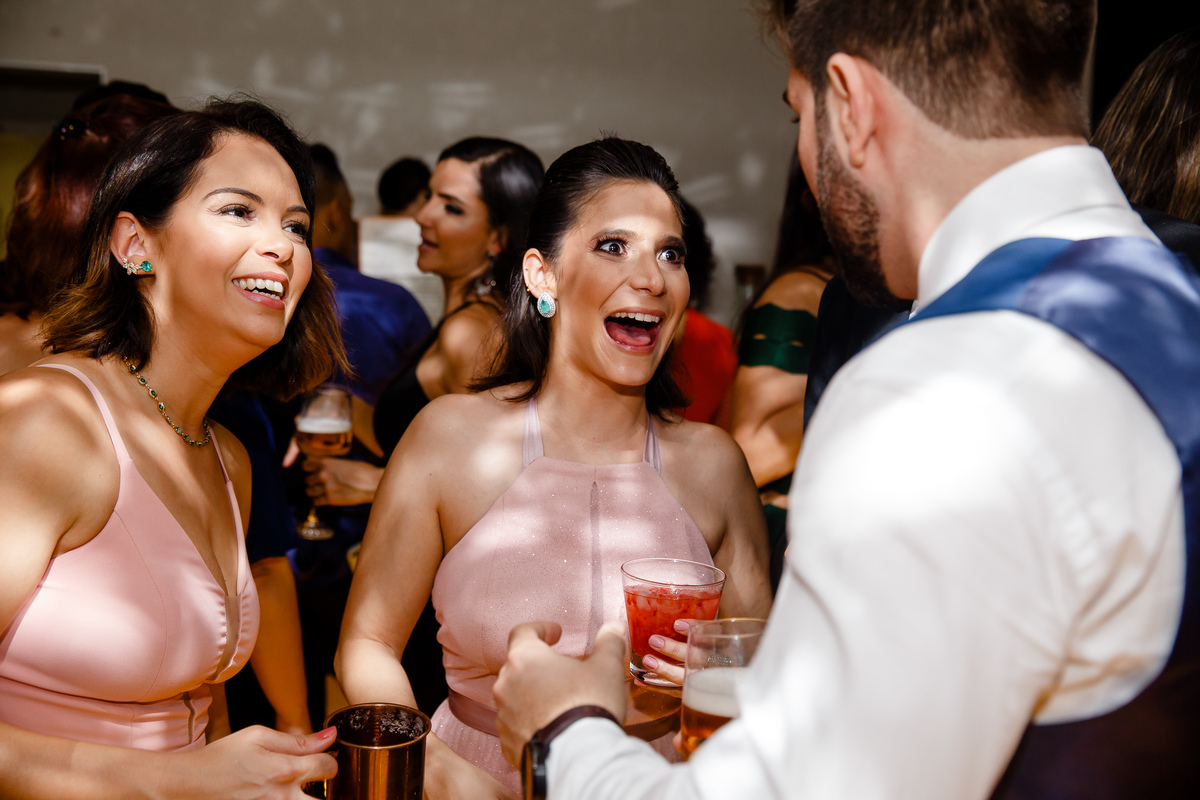 amigas do noivo felizes