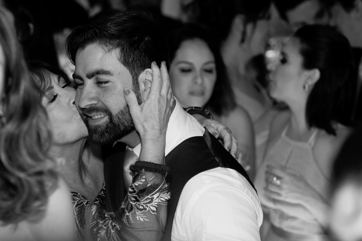 mae beijando o noivo