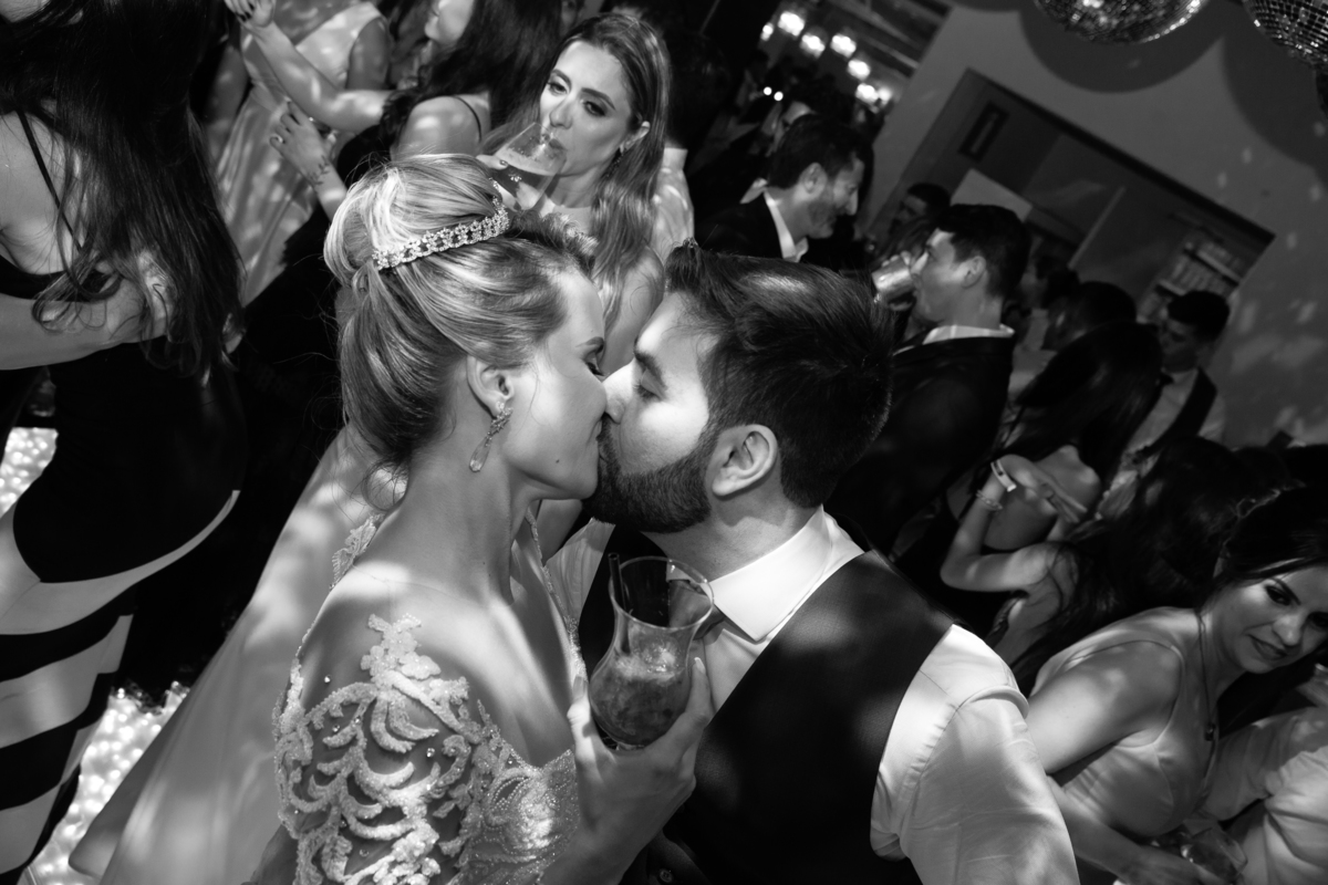 noivos beijando na recepção