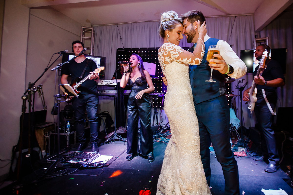 noivos fazendo um lindo carinho