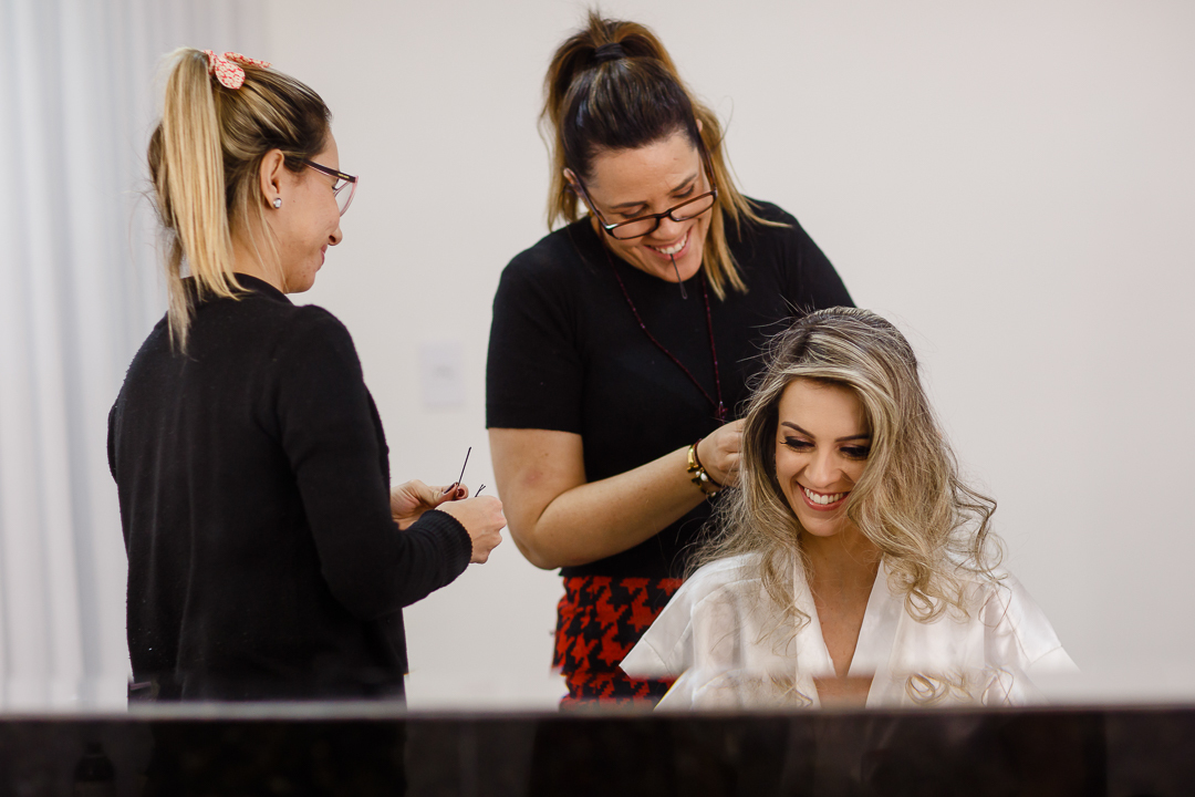 noiva sendo preparada por Fernanda Bellone coiffer
