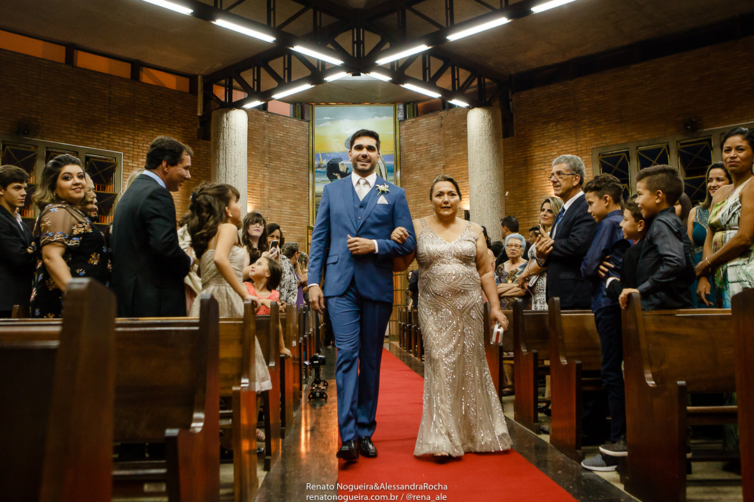 foto da entrada do noivo na igreja sao pedro