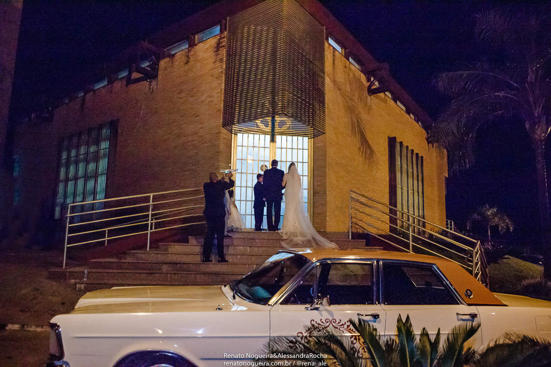 foto da noiva pronta para entrar na igreja sao pedro