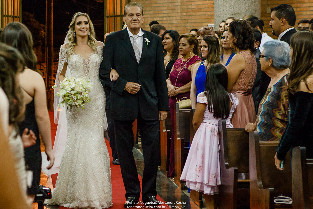 foto da entrada da noiva na igreja sao pedro