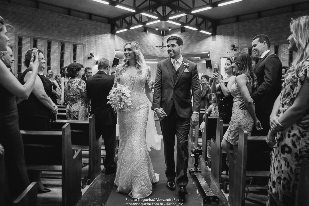 foto da saída dos noivos na igreja são pedro