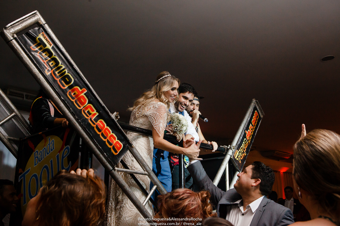 fotogrfaia dos noivos no carro da banda de classe