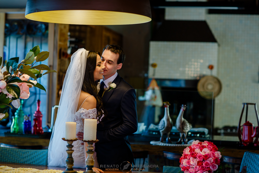 noivo fazendo um carinho na noiva