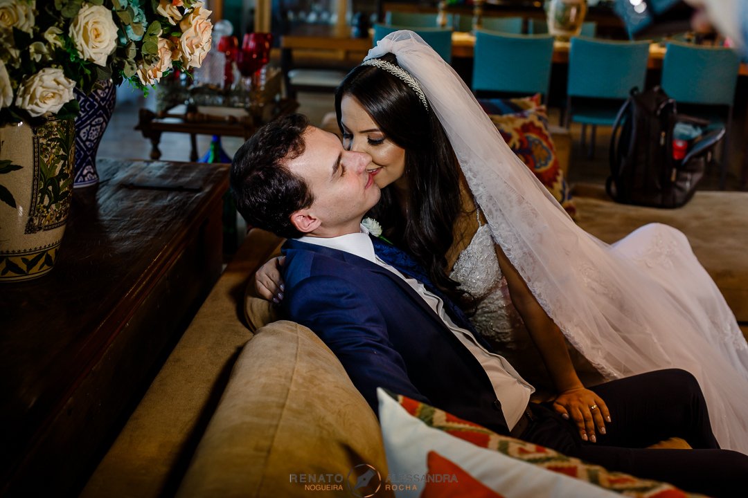 noiva fazendo um carinho no noivo