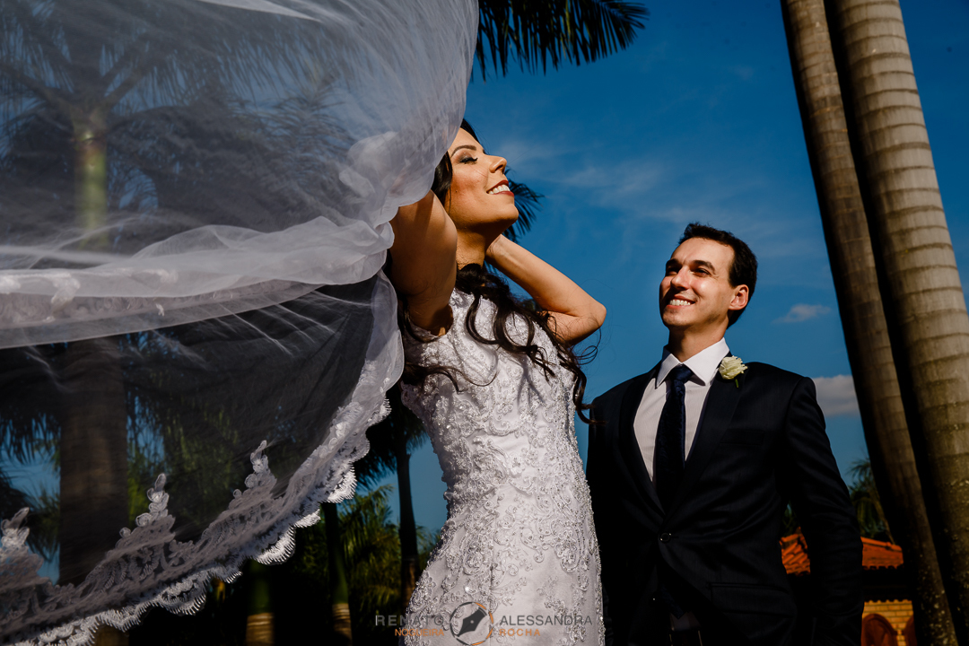 noivo admirando noiva sentindo o vento no véu