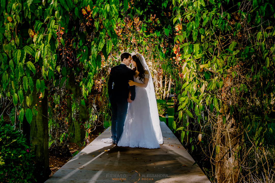 noivos enamorados no jardim lindo