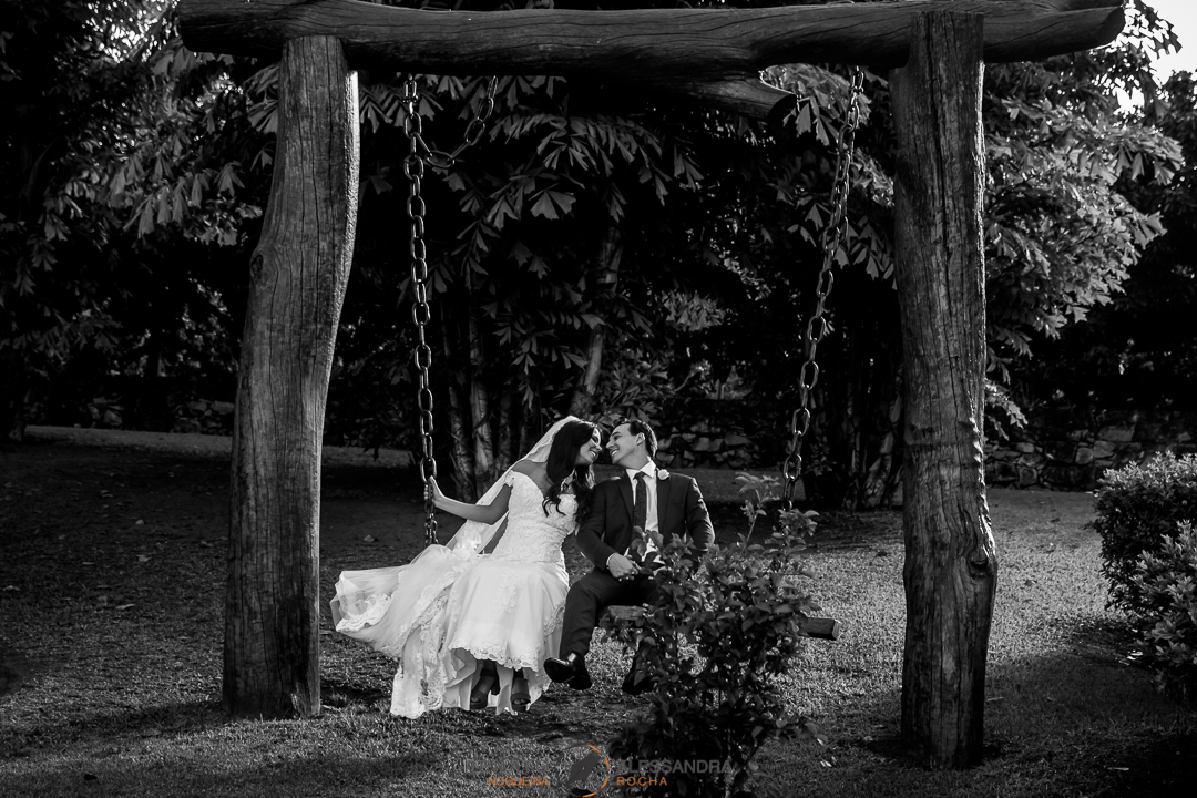 noivos curtindo um balanço