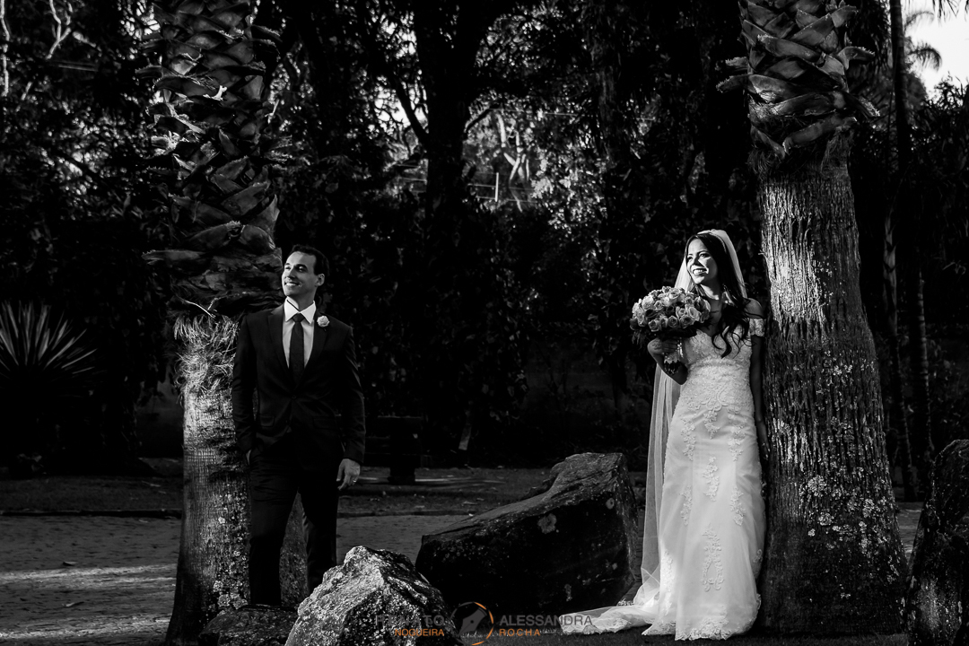 noivos sentindo a luz do final do dia