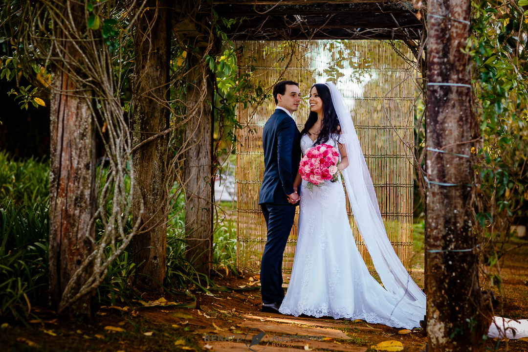 noivos abaixo de uma parreira de uvas