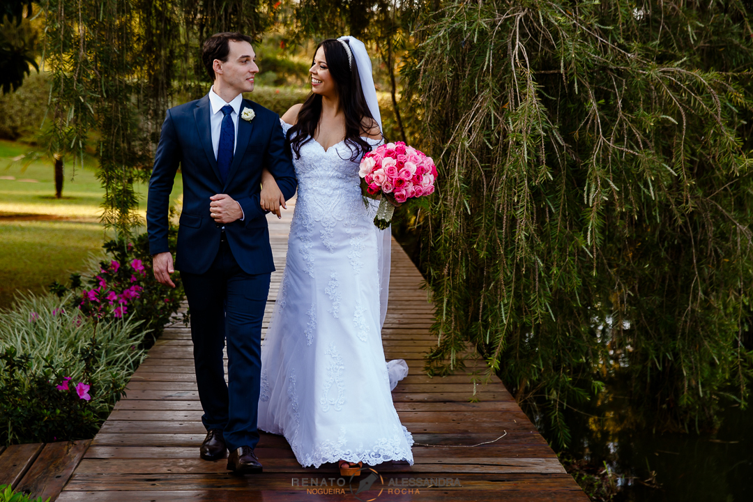 noivos caminhando no deck