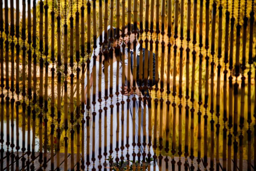 noivos atrás da cortina de bambu