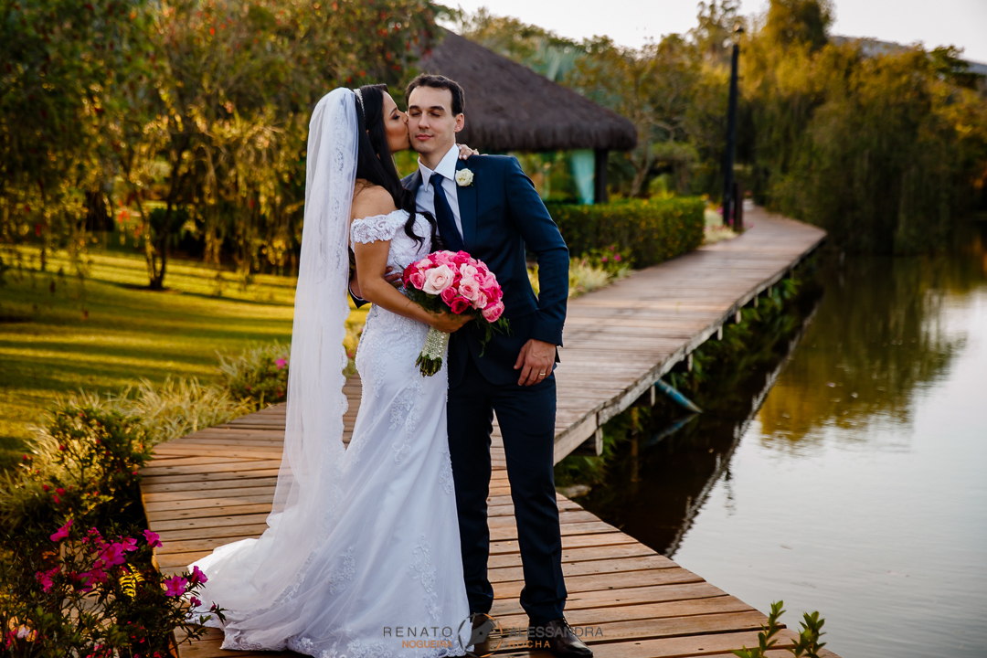 noiva beijando carinhosamente o noivo no deck