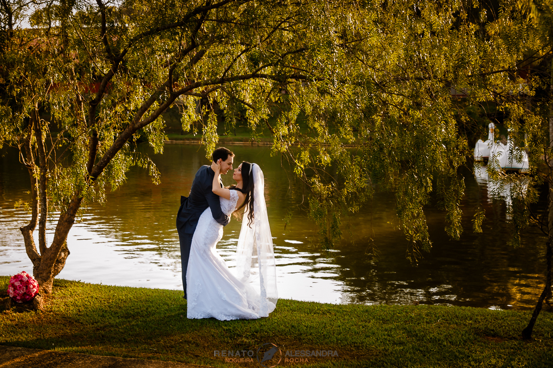 noivos namorando a beira do lago