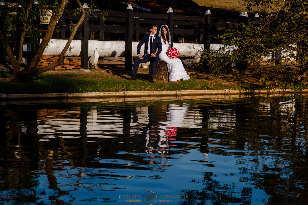 noivos a beira de um lindo lago