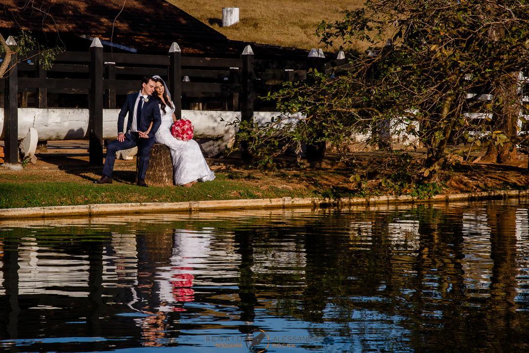 noivos se amando carinhosamente na fazenda