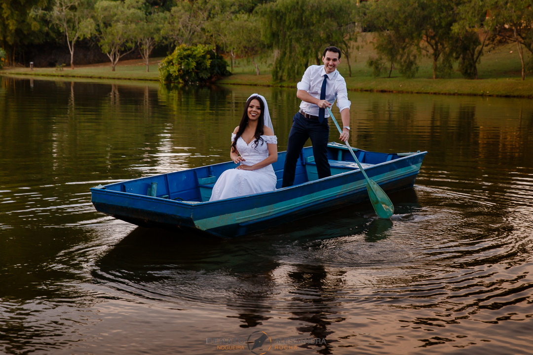 nnoivo remando o barco levando a noiva