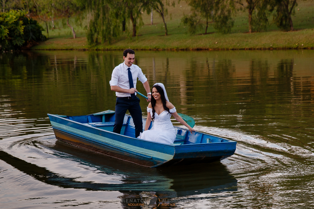 noivos sorridentes no barco