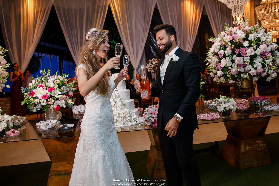 foto dos noivos na mesa do brinde na chacara chiari