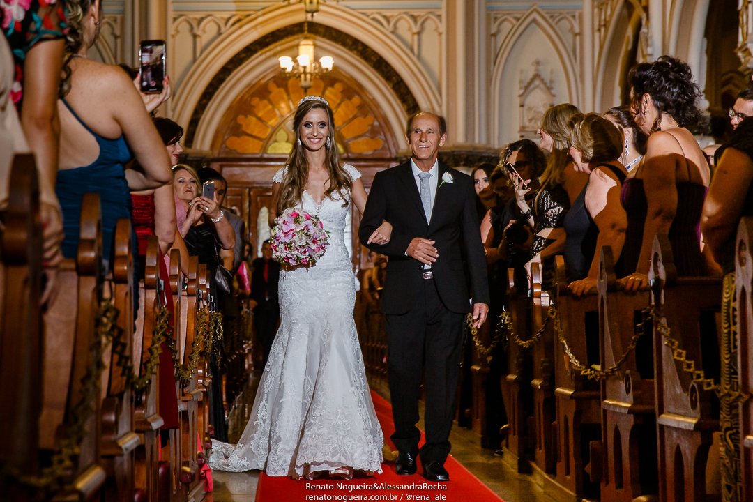 entrada da noiva e do pai no casamento na basilica de lourdes