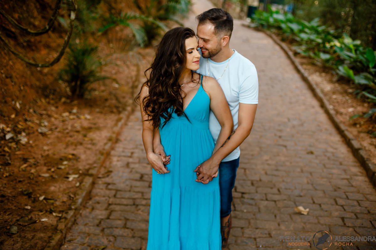 abraço carinhoso do casal