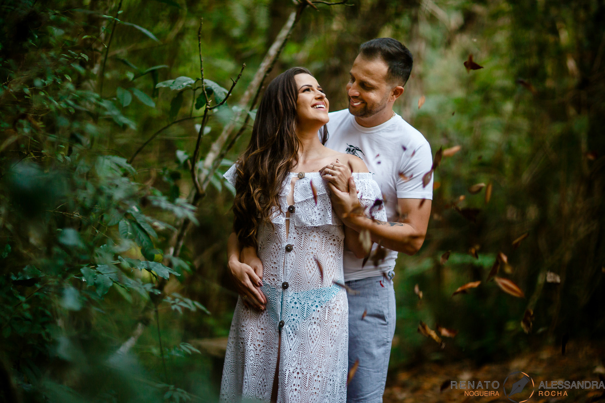 folhas caindo com casal feliz