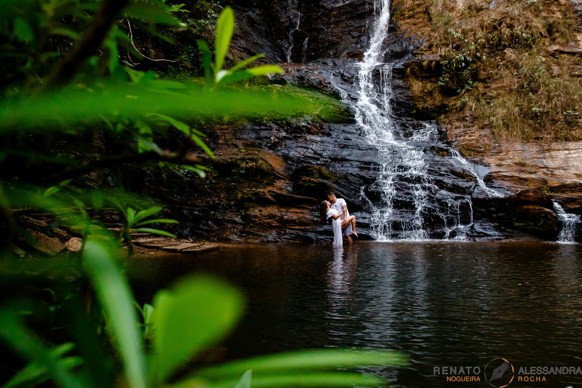 noivos na cachoeira