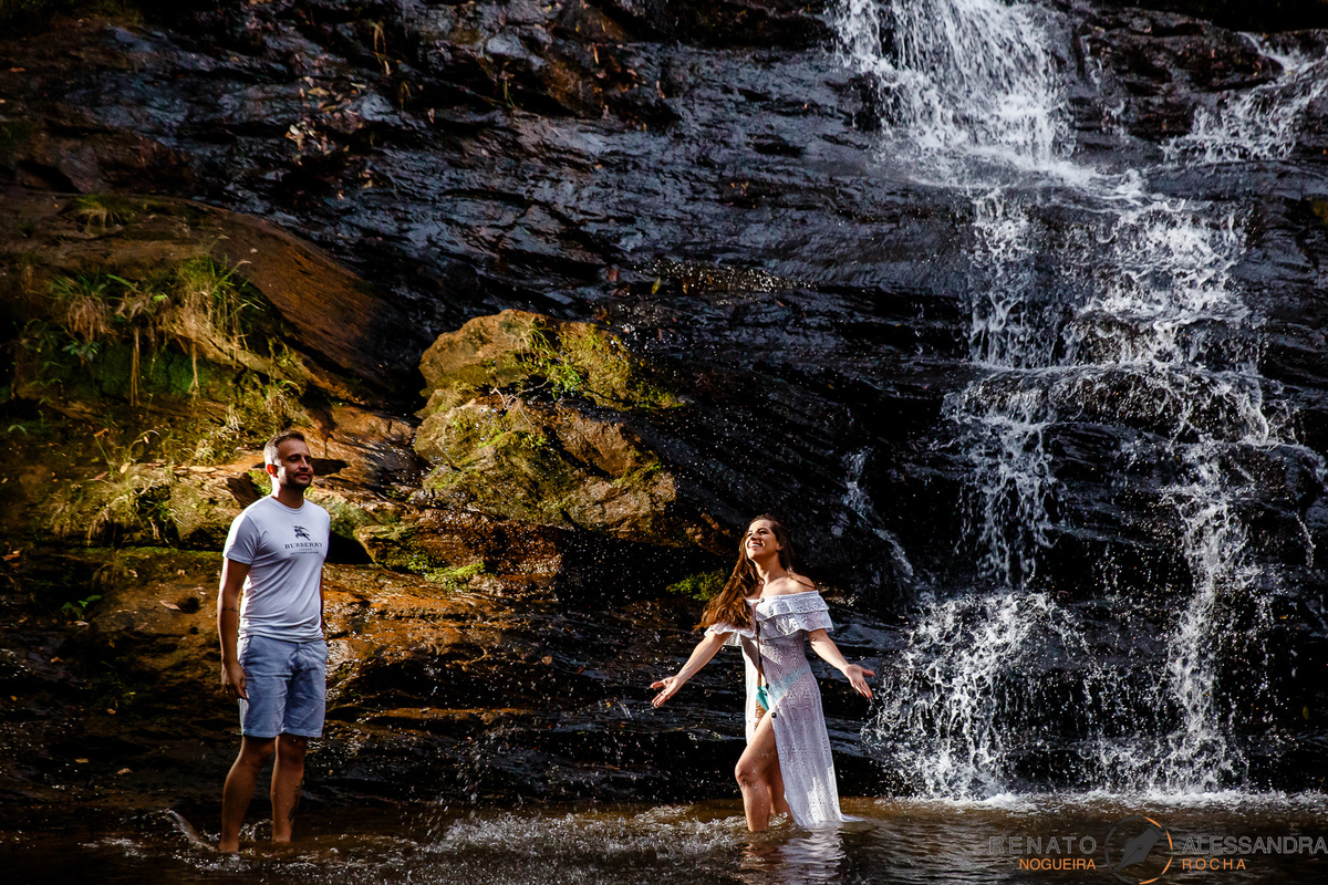 noivos brincando na cachoeira