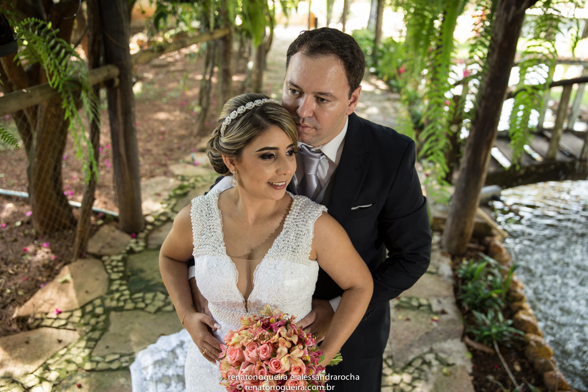 noiva e noivo, fotografo pelo fotografo de casamento renato nogueira em sitio na cidade de esmeraldas