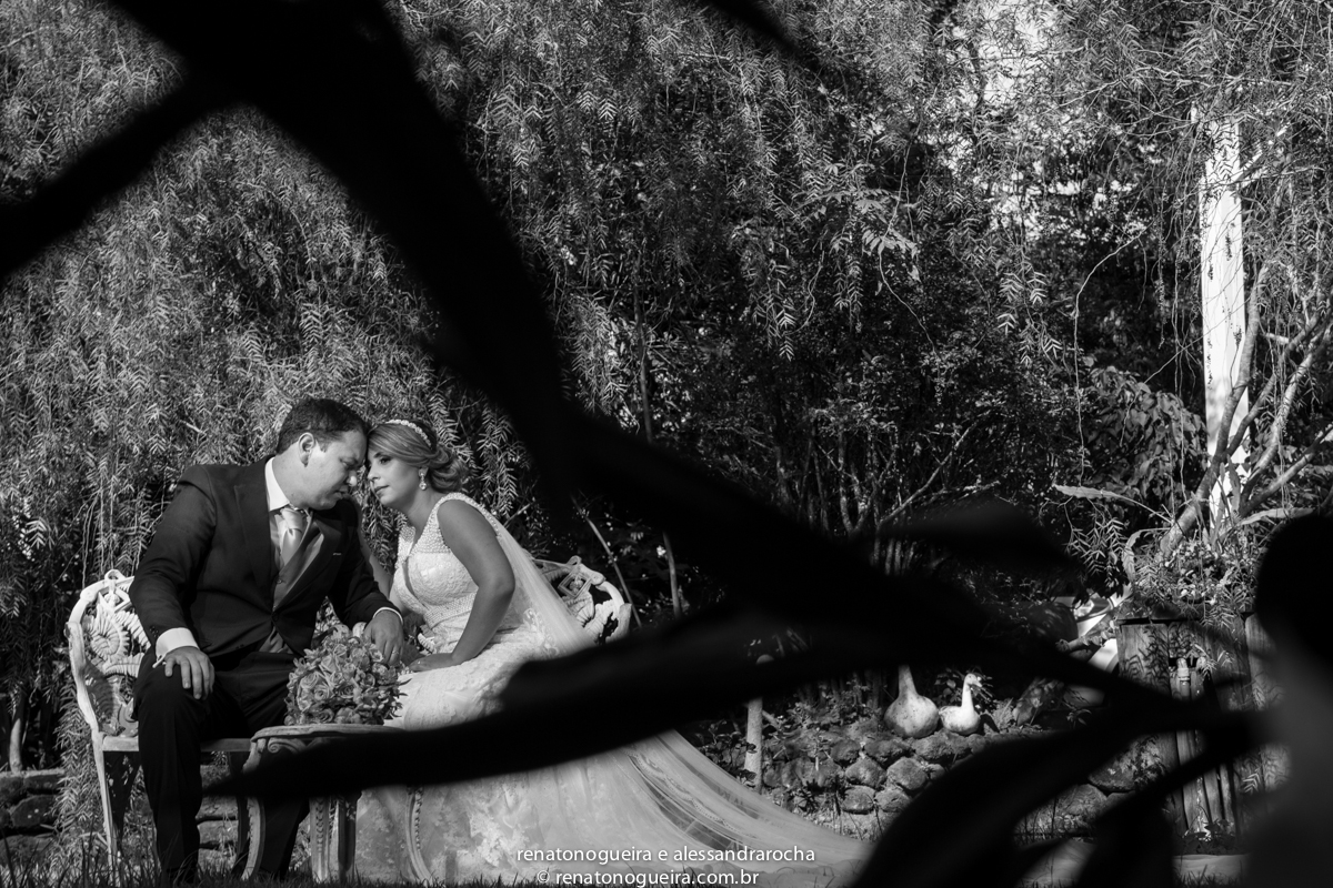 Noivo aconchegando noiva em cenario lindo de arvores, fotografado pelo fotografo de esnsaios renato nogueira de belo horizonte e sete lagoas