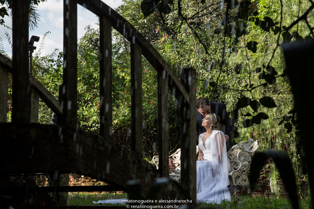na beiro do lago, final de ponte noivo e noiva se sentindo registrado pelo fotografo de casamento renato nogueira na cidade de esmeraldas, mg