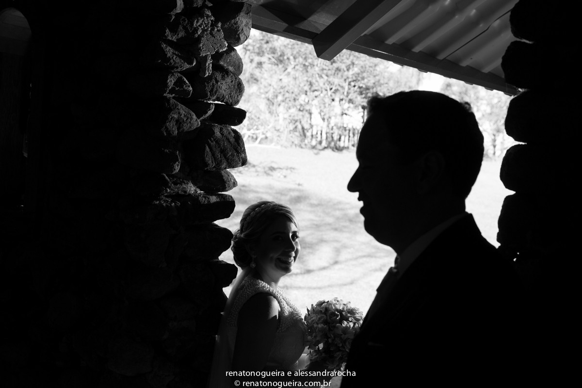 Silueta do noivo alegria da noiva na igreja de pedra em esmeraldas, fotografo de casamento renato nogueira