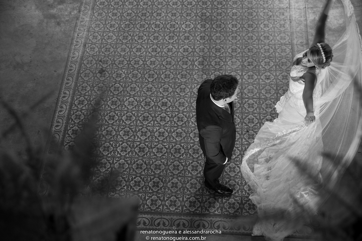 noiva danca para noivo dentro do salao demonstrando carinho fotografo de casamento renato nogueira