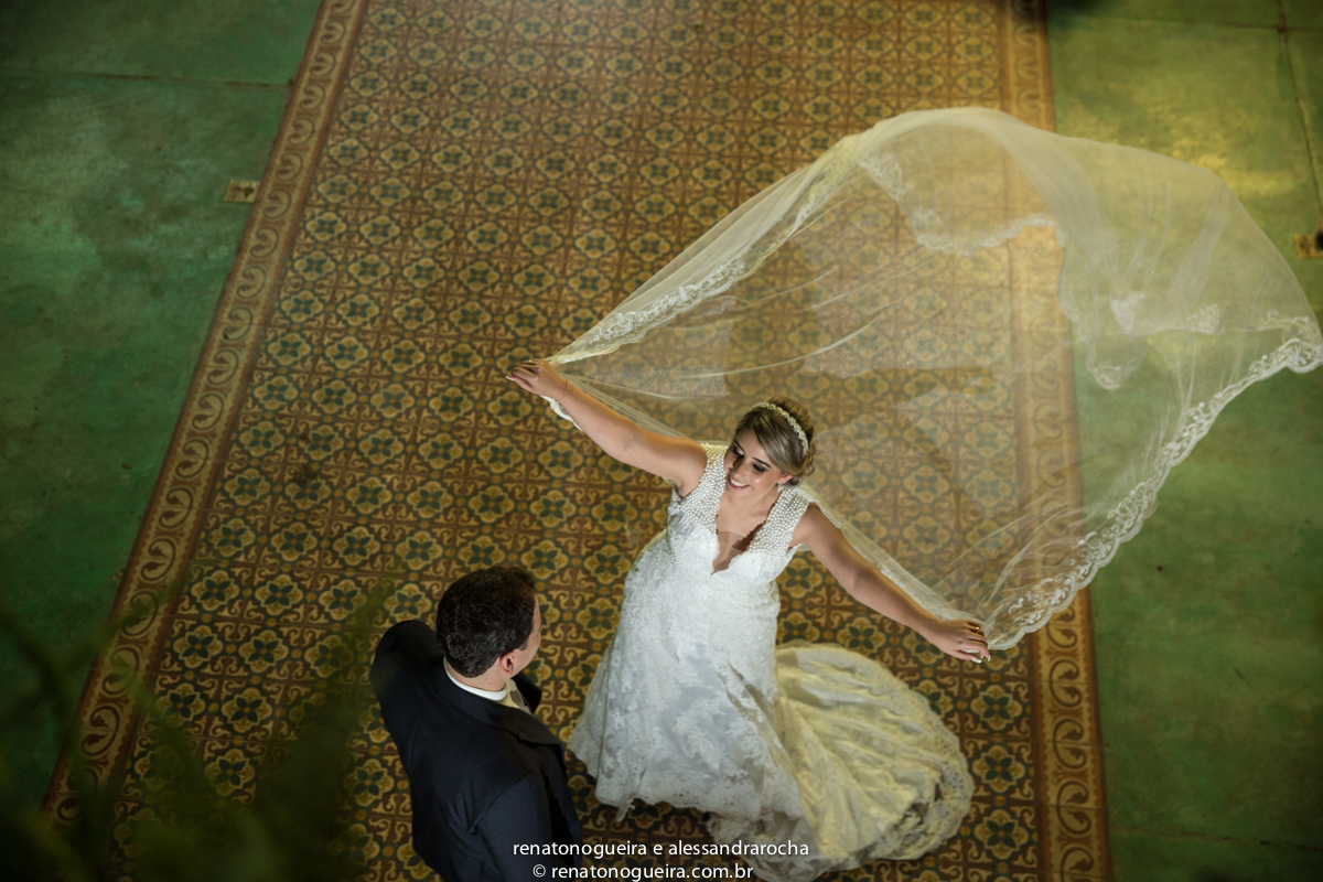 Veu da noiva voando diante do noivo registrado em esmeraldas mg pelo fotografo de casamento renato nogueira