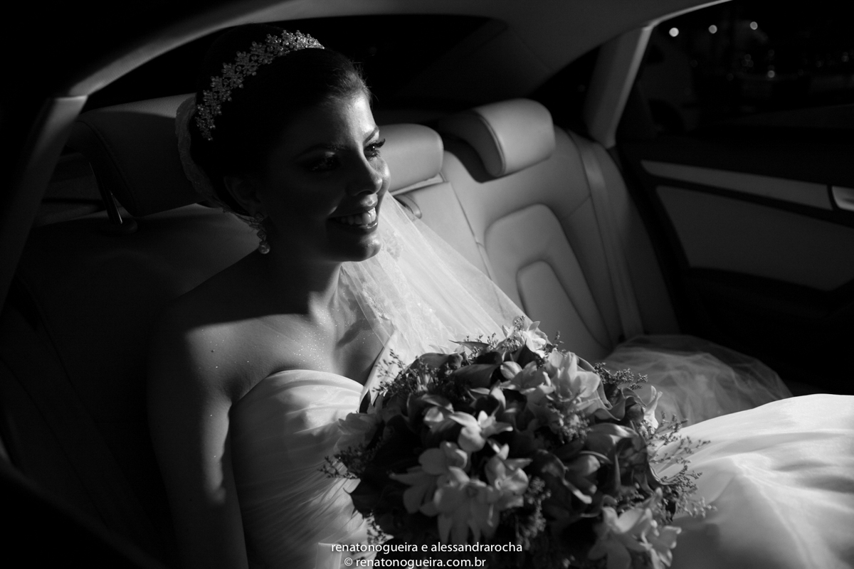 carro da noiva, bouquet, noiva, vestido de noiva, tiara de noiva, noiva feliz, flores.