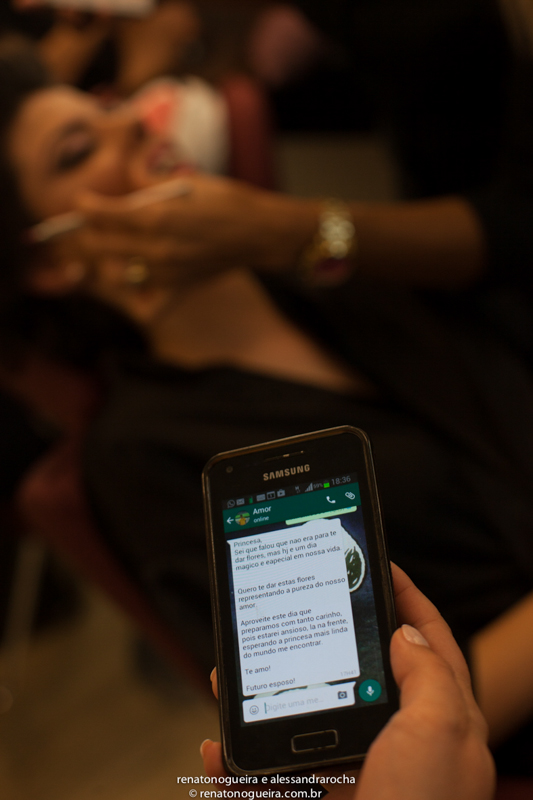 noiva, celular, mensagem no celular, maquiagem, maquiadora.