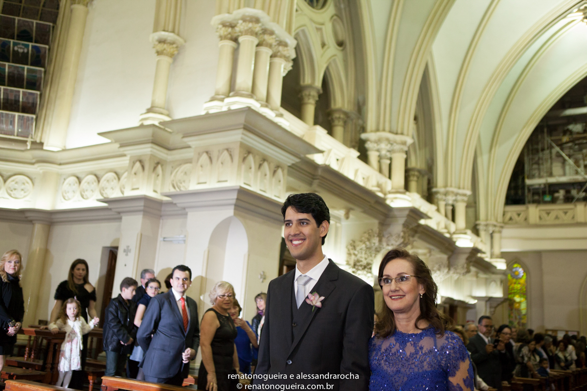 igreja, Basílica de Lourdes bh, noiva, mae, mae do noivo, entrada do noivo, padrinhos, terno, flor na lapela, arcos.