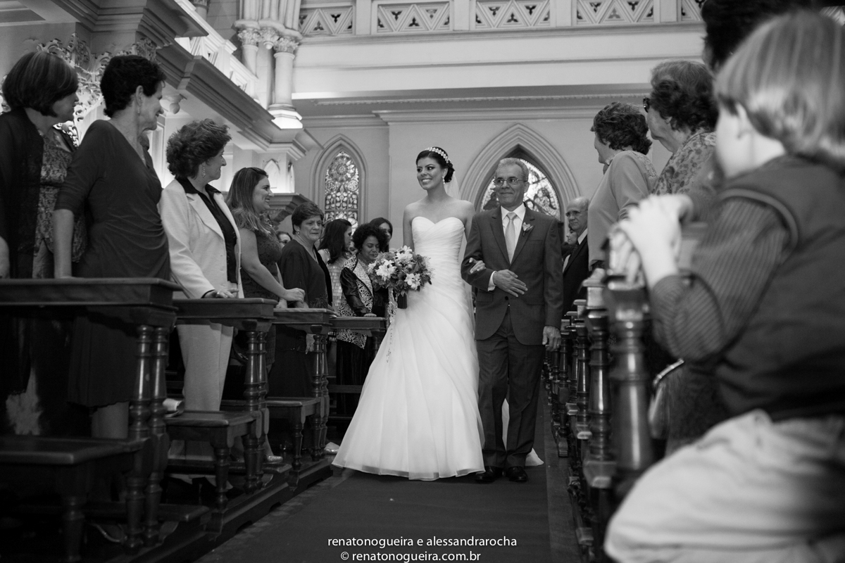 noiva, pai da noiva, entrada da noiva na igreja, Basílica de Lourdes, criança, tias, amigas, amigos, bancos da igreja.