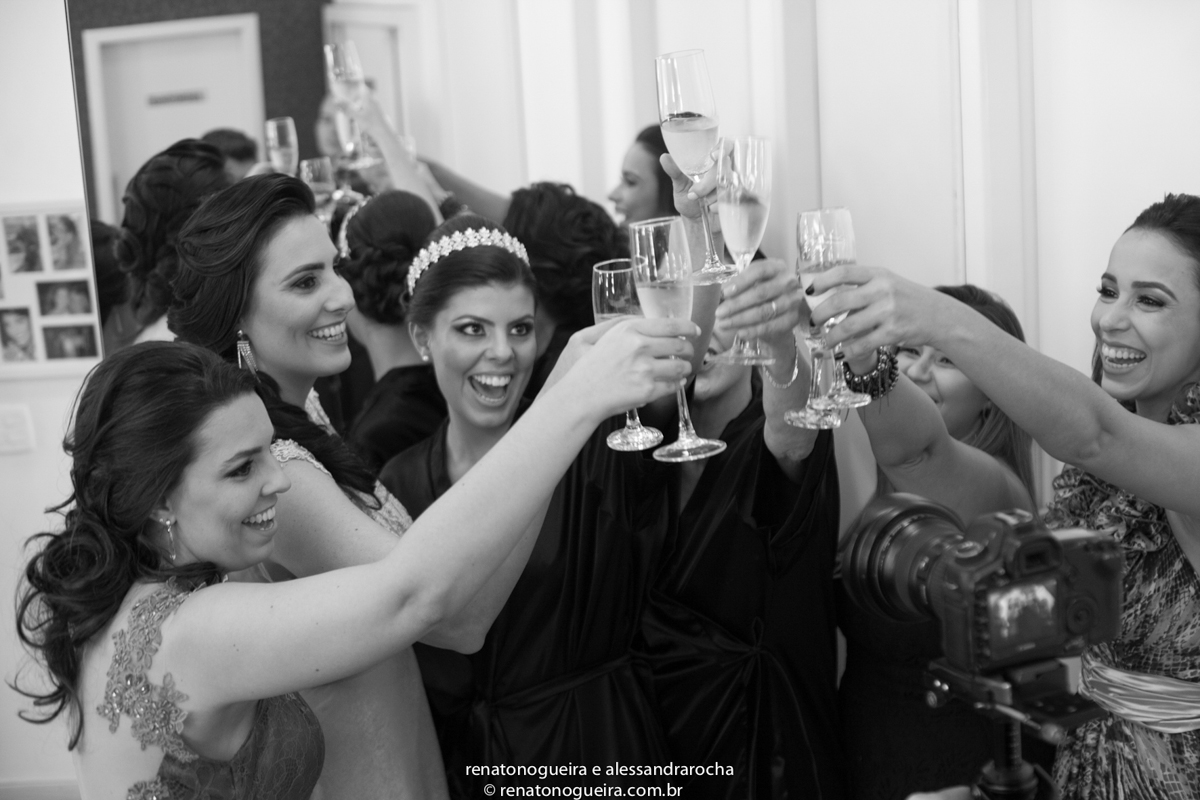 brinde, taças de champanhe, brindando com a noica, madrinhas, comemoração.