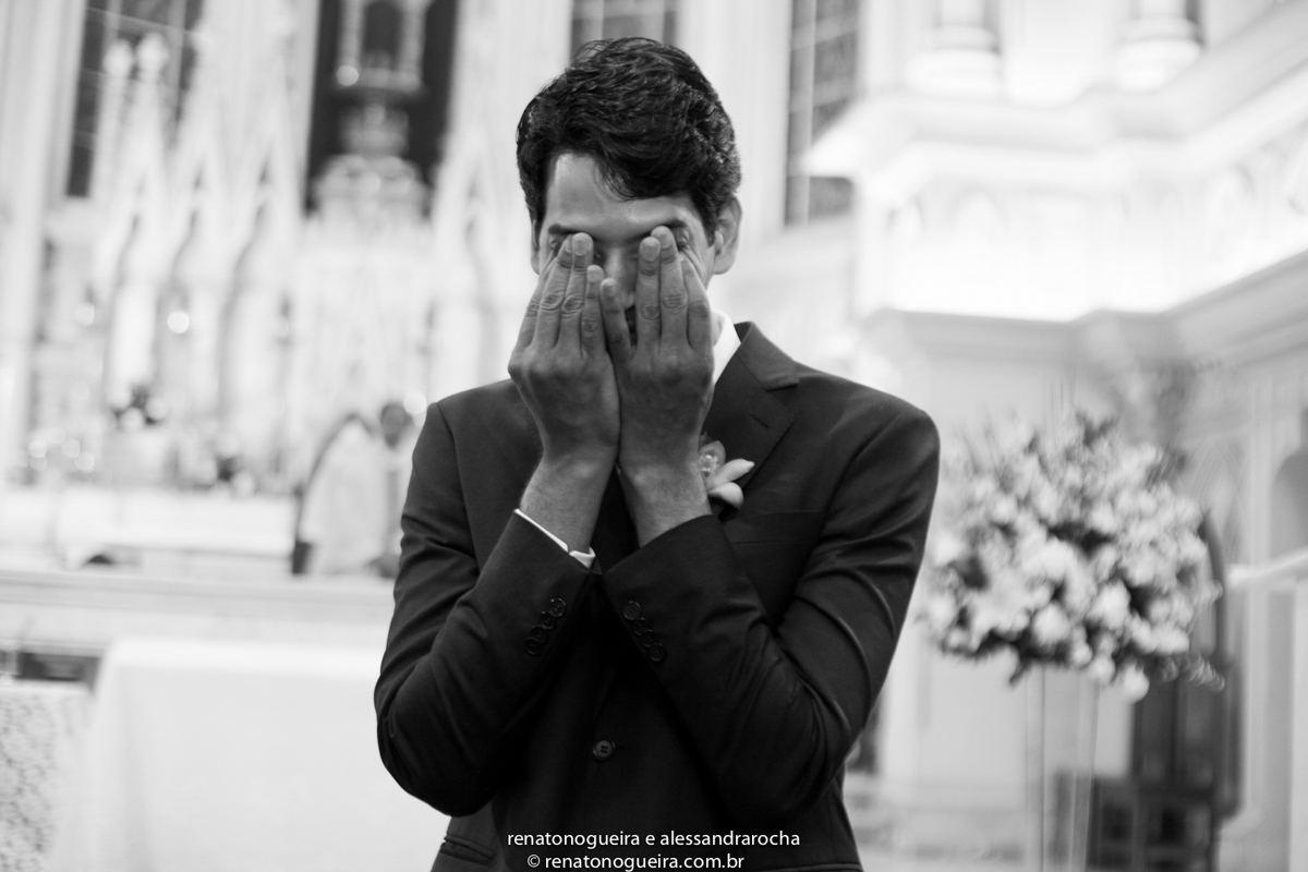 noivo, terno , flor na lapela, igreja . altar.