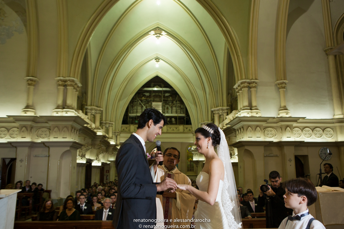 Alianças, colocação de aliança, noivo, noiva, pajem, porta alianças, igreja, Basílica de Lourdes BH, padre, vestido de noiva, terno do noivo.