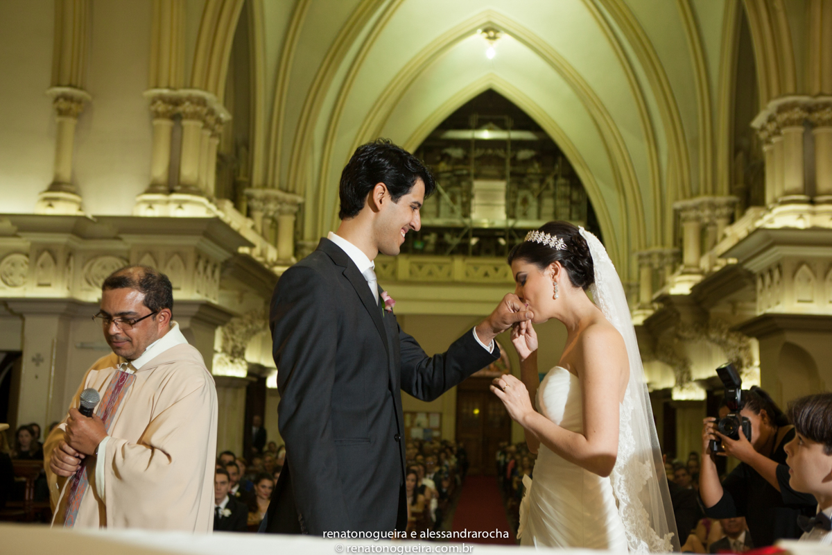 beijo na aliança, aliança, padre, microfone, arcos, igreja, noivos, casamento, belo horizonte.