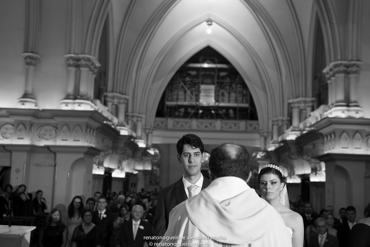 Alianças, colocação de aliança, noivo, noiva, pajem, porta alianças, igreja, Basílica de Lourdes BH, padre, vestido de noiva, terno do noivo.