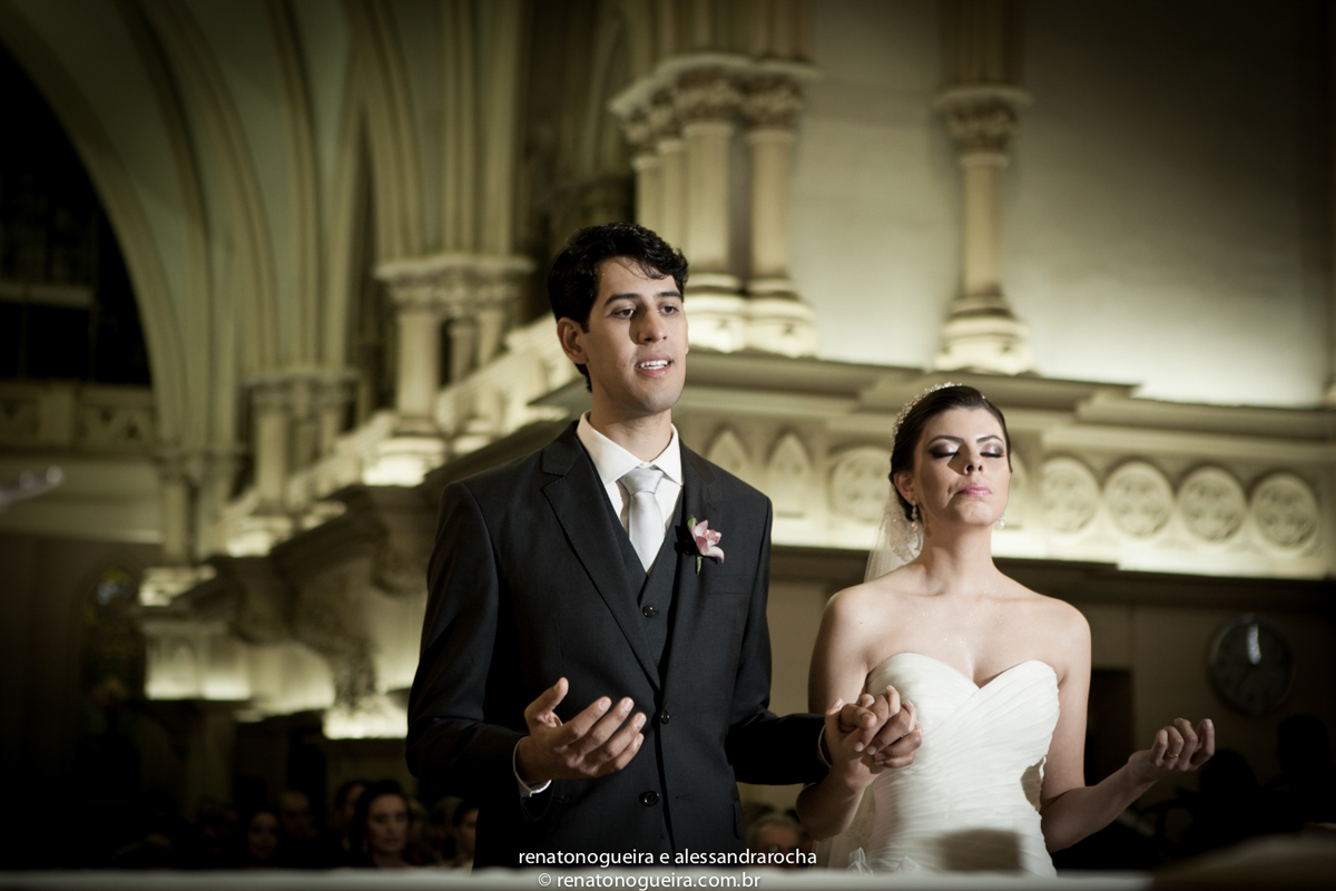 Alianças, colocação de aliança, noivo, noiva, pajem, porta alianças, igreja, Basílica de Lourdes BH, padre, vestido de noiva, terno do noivo.