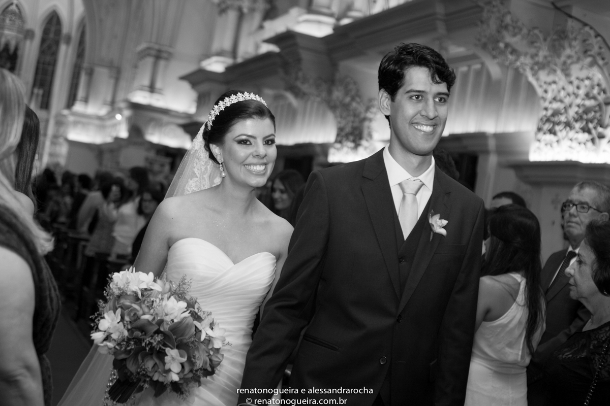 Alianças, colocação de aliança, noivo, noiva, pajem, porta alianças, igreja, Basílica de Lourdes BH, padre, vestido de noiva, terno do noivo.